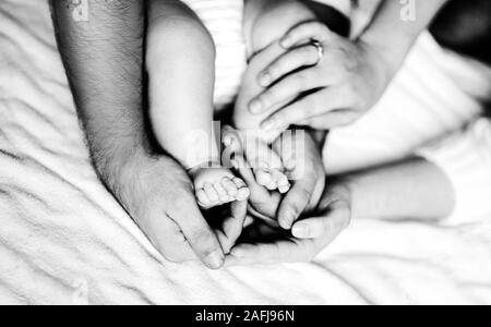 Kinder die Füße in den Händen der Eltern Stockfoto