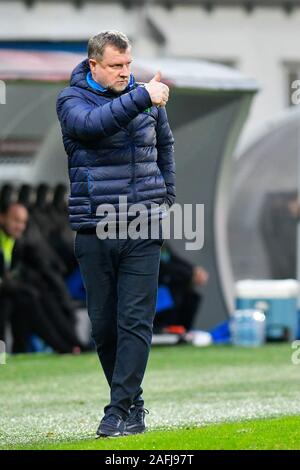 Pilsen, Tschechische Republik. 15 Dez, 2019. Pavel Vrba, Tschechische Cheftrainer des FC Viktoria Pilsen, während sein letztes Match in der Club gesehen wird, am 15. Dezember 2019, in Pilsen, Tschechische Republik. Vrba endete als Haupttrainer in Pilsen nach 32 Monaten und er wird das Coaching der bulgarischen Meister Ludogorec Razgrad ab Januar 2020, Pilsen Club auf seiner Website angekündigt am 16. Dezember 2019. Zusammen mit Vrba, Plzen Assistant Coach Zdenek Becka und Torwarttrainer Martin Tichacek die Razgrad Club beitreten. Credit: Miroslav Chaloupka/CTK Photo/Alamy leben Nachrichten Stockfoto