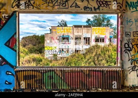 Blick vom Industriebau bis zum Meer Stockfoto