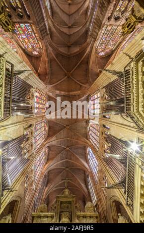Leon, Spanien - 25. Juni 2019: Decke über Chorus. Innenraum der Kathedrale von Leon, Spanien Stockfoto