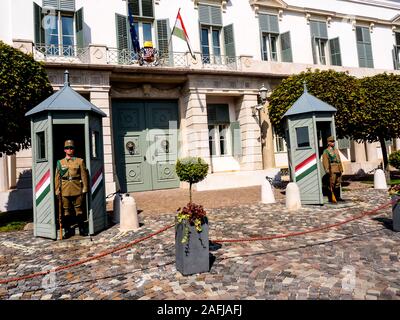 Die Bewachung der Präsident des Ungarischen offizielle Residenz in Budapest Ungarn Sandor Palast auf Castle Hill Stockfoto