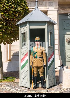 Die Bewachung der Präsident des Ungarischen offizielle Residenz in Budapest Ungarn Sandor Palast auf Castle Hill Stockfoto