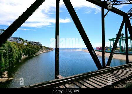 Alte Eisenbahnbrücke über den Fluss San Lorenzo an der Strandpromenade von Santa Cruz, Kalifornien, USA Stockfoto