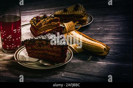 Drei Scheiben Frühstück Kuchen und Banane Saft Stockfoto