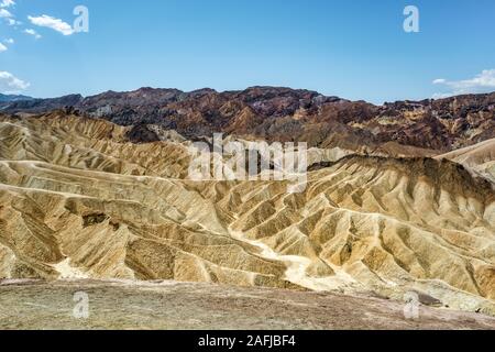 Zabriskie Point, durch ein Labyrinth von Wild erodiert und Farbenkräftigen badlands im Death Valley, USA umgeben Stockfoto