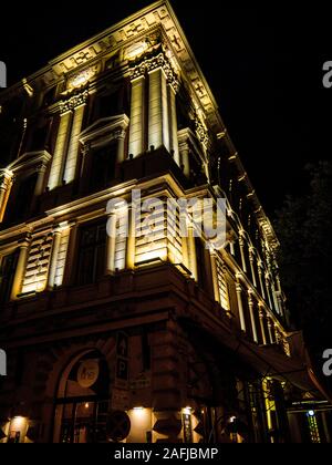 Über Budapest in Ungarn, was bedeutet, dass viele der Gebäude beleuchtet sind, die einen anderen Aspekt zu während des Tages, wenn die Sonne scheint Nightfall Stockfoto