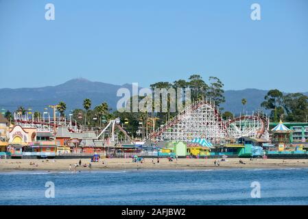 Vergnügungspark Santa Cruz Beach Boardwalk, Vergnügungspark mit zahlreichen Spielen und Fahrgeschäften am Strand von Santa Cruz, Kalifornien, USA Stockfoto