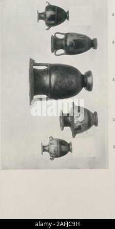 . Bebilderte Katalog der Kunstschätze der bekannte Kenner der späten Cyrus J. Lawrence, Esq gesammelt. New York [elektronische Ressource]. Von ihr Umhang thatcovers ihr Haar eine kleine High hat die gleiche Form wie die petasosor Reisende Hut auf dem Kopf des Merkur, aber ohne die Flügel. Sehr anmutig und schöne Figur. Der Kopf wurde modelledseparate aus dem Körper, und wenn das Bild gemalt wurde. Die Löcher in der unvollendeten rücken diese Tanagras, wie theyarc genannt, der doppelte Zweck der Belüftung der innerhalb der Ton, wenn im Brennofen, Ami die Statuette Aufhängen t serviert. Stockfoto