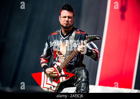 München, Deutschland - 31. Mai: Jason Hook, Gitarrist od der Amerikanischen metal band Five Finger Death Punch (5 FDP) live im Rockavaria Festival am 31. Mai in München, Deutschland, 2015. Stockfoto