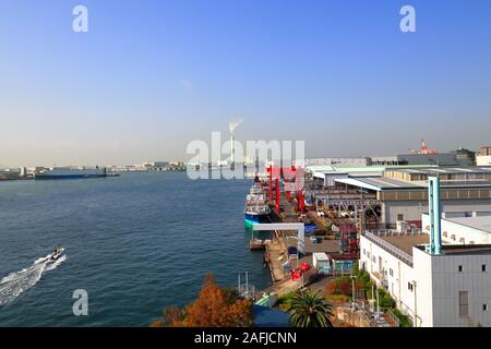 Ein Frachtraum Japan Küsten Schiff im Hafen von Fabrikhallen auf Osaka Bay, Japan umgeben ist. Stockfoto