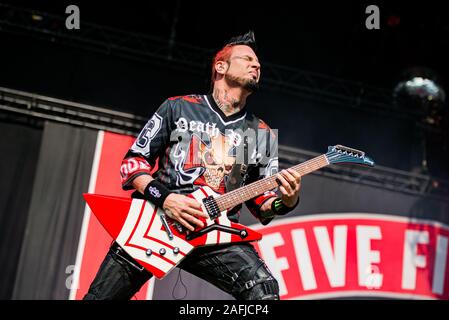 München, Deutschland - 31. Mai: Jason Hook, Gitarrist od der Amerikanischen metal band Five Finger Death Punch (5 FDP) live im Rockavaria Festival am 31. Mai in München, Deutschland, 2015. Stockfoto