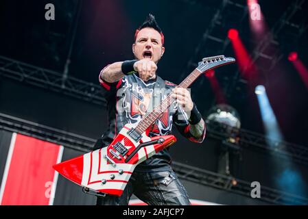 München, Deutschland - 31. Mai: Jason Hook, Gitarrist od der Amerikanischen metal band Five Finger Death Punch (5 FDP) live im Rockavaria Festival am 31. Mai in München, Deutschland, 2015. Stockfoto