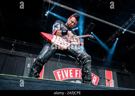 München, Deutschland - 31. Mai: Jason Hook, Gitarrist od der Amerikanischen metal band Five Finger Death Punch (5 FDP) live im Rockavaria Festival am 31. Mai in München, Deutschland, 2015. Stockfoto