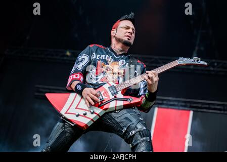 München, Deutschland - 31. Mai: Jason Hook, Gitarrist od der Amerikanischen metal band Five Finger Death Punch (5 FDP) live im Rockavaria Festival am 31. Mai in München, Deutschland, 2015. Stockfoto