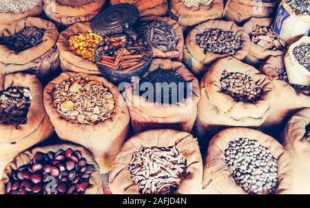 Große Auswahl an indischen bunten Gewürzen auf dem Markt. Stockfoto