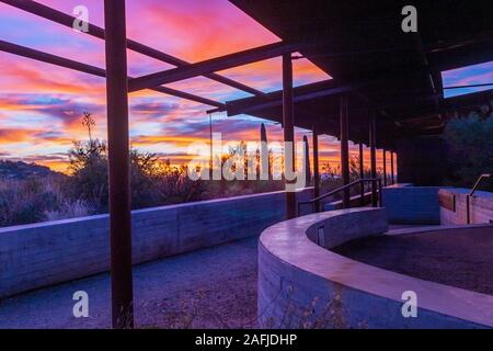 Lebendige Arizona Sonnenuntergang Himmel am Browns Ranch Trail-Head und Wüste in North Scottsdale bewahren Stockfoto