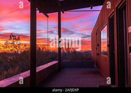 Lebendige Arizona Sonnenuntergang Himmel Am Braunen Ranch Trail und Wüste in North Scottsdale bewahren Stockfoto