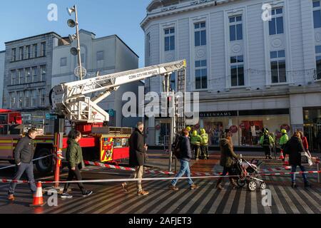 Cork, Irland. 16 Dez, 2019. Klumpen des konkreten Falls von Gebäude auf St. Patrick's Street, Cork City. Kurz nach 1 Uhr heute ein Stück Beton von oben Debenhams auf den St. Patricks Street zurück. Der Brocken aus dem Überhang an der Oberseite der Gebäude beschädigt und fiel zu Boden. Es wird geglaubt, dass niemand während der verletzt wurde. Die Stadt Cork Feuer Brücke und eine Gardai Shiochana abgeschlossenen Teil der Straße und sind assesseing den Schaden nicht mehr gewährleistet ist, zu fallen. Credit: Damian Coleman/Alamy leben Nachrichten Stockfoto