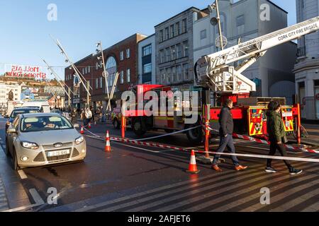 Cork, Irland. 16 Dez, 2019. Klumpen des konkreten Falls von Gebäude auf St. Patrick's Street, Cork City. Kurz nach 1 Uhr heute ein Stück Beton von oben Debenhams auf den St. Patricks Street zurück. Der Brocken aus dem Überhang an der Oberseite der Gebäude beschädigt und fiel zu Boden. Es wird geglaubt, dass niemand während der verletzt wurde. Die Stadt Cork Feuer Brücke und eine Gardai Shiochana abgeschlossenen Teil der Straße und sind assesseing den Schaden nicht mehr gewährleistet ist, zu fallen. Credit: Damian Coleman/Alamy leben Nachrichten Stockfoto