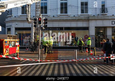 Cork, Irland. 16 Dez, 2019. Klumpen des konkreten Falls von Gebäude auf St. Patrick's Street, Cork City. Kurz nach 1 Uhr heute ein Stück Beton von oben Debenhams auf den St. Patricks Street zurück. Der Brocken aus dem Überhang an der Oberseite der Gebäude beschädigt und fiel zu Boden. Es wird geglaubt, dass niemand während der verletzt wurde. Die Stadt Cork Feuer Brücke und eine Gardai Shiochana abgeschlossenen Teil der Straße und sind assesseing den Schaden nicht mehr gewährleistet ist, zu fallen. Credit: Damian Coleman/Alamy leben Nachrichten Stockfoto