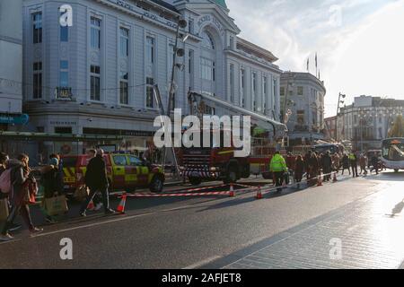 Cork, Irland. 16 Dez, 2019. Klumpen des konkreten Falls von Gebäude auf St. Patrick's Street, Cork City. Kurz nach 1 Uhr heute ein Stück Beton von oben Debenhams auf den St. Patricks Street zurück. Der Brocken aus dem Überhang an der Oberseite der Gebäude beschädigt und fiel zu Boden. Es wird geglaubt, dass niemand während der verletzt wurde. Die Stadt Cork Feuer Brücke und eine Gardai Shiochana abgeschlossenen Teil der Straße und sind assesseing den Schaden nicht mehr gewährleistet ist, zu fallen. Credit: Damian Coleman/Alamy leben Nachrichten Stockfoto