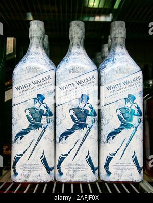 Aruba, 12/2/2019: Flaschen Johnnie Walker Whisky in Spiel der Throne themed besondere Verpackung stand auf einem Regal in einem Liquor Store. Stockfoto