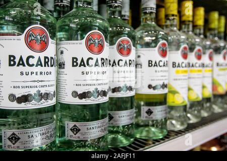 Aruba, 12/2/2019: Flaschen Bacardi Rum stand auf einem Regal in einem Liquor Store. Stockfoto