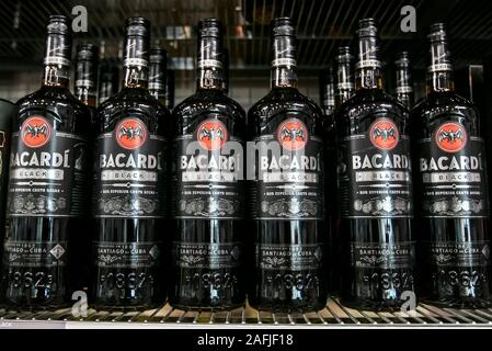 Aruba, 12/2/2019: Flaschen Bacardi Black rum stand auf einem Regal in einem Liquor Store. Stockfoto