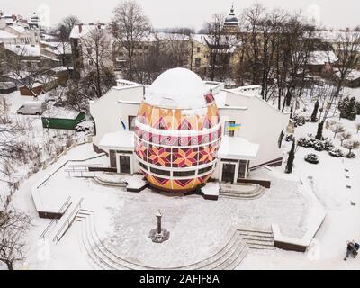 Kolomyja, UKRAINE - 11. Januar 2019: Antenne winter Draufsicht auf ukrainische Ostern bemalt ei Pysanka Museum, welches eine Sammlung von über 12.000 Ei Stockfoto