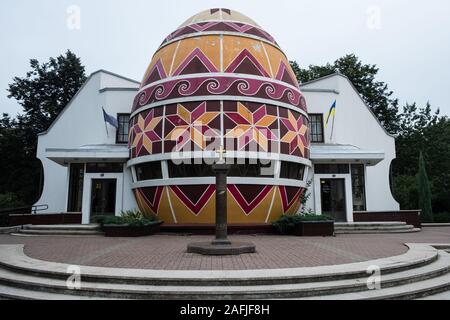 Kolomyja, UKRAINE - 22. August 2019: Antenne winter Draufsicht auf ukrainische Ostern bemalt ei Pysanka Museum, welches eine Sammlung von über 12.000 Eier Stockfoto