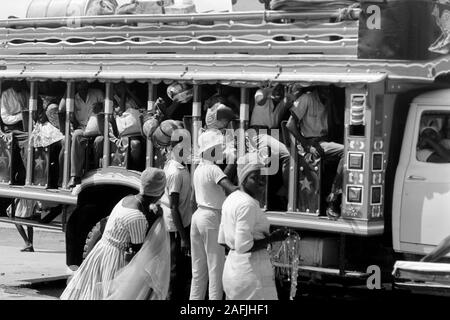 Überfüllte Postbusse auf dem Heimweg, 1967. Voll post Busse auf dem Weg nach Hause, 1967. Stockfoto