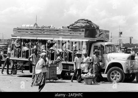 Überfüllte Postbusse auf dem Heimweg, 1967. Voll post Busse auf dem Weg nach Hause, 1967. Stockfoto