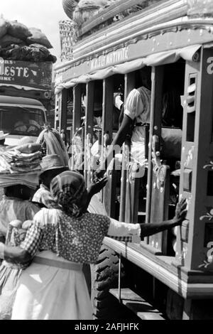 Überfüllte Postbusse auf dem Heimweg, 1967. Voll post Busse auf dem Weg nach Hause, 1967. Stockfoto