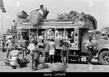 Überfüllte Postbusse auf dem Heimweg, 1967. Voll post Busse auf dem Weg nach Hause, 1967. Stockfoto