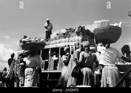 Überfüllte Postbusse auf dem Heimweg, 1967. Voll post Busse auf dem Weg nach Hause, 1967. Stockfoto