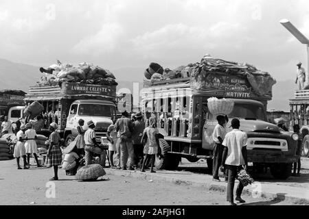 Überfüllte Postbusse auf dem Heimweg, 1967. Voll post Busse auf dem Weg nach Hause, 1967. Stockfoto