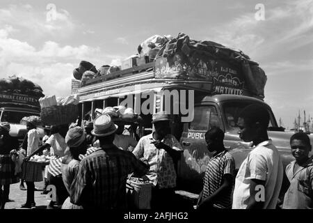 Überfüllte Postbusse auf dem Heimweg, 1967. Voll post Busse auf dem Weg nach Hause, 1967. Stockfoto