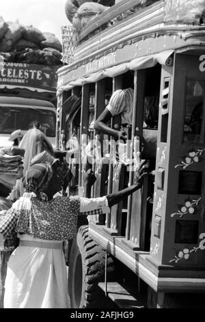 Überfüllte Postbusse auf dem Heimweg, 1967. Voll post Busse auf dem Weg nach Hause, 1967. Stockfoto