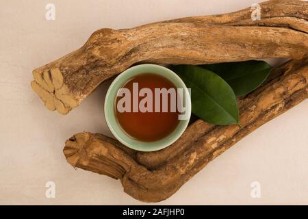 Die traditionelle Medizin Ayahuasca. Banisteriopsis caapi Holzstücke. Medizinische natürliche Psychedelika, Enteogens. Stockfoto