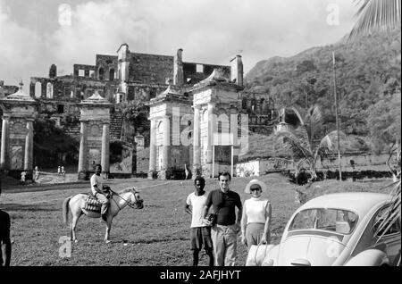 Touisten vor Sans-Souci, 1967. Touristen vor von Sans-Souci, 1967. Stockfoto