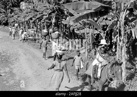 Frauen mit Kopf-Lasten auf dem Weg zum Markt, 1967. Frauen waren auf ihre Köpfe auf dem Weg zum Markt, 1967. Stockfoto