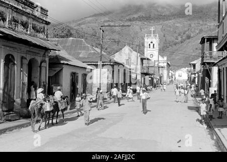 Eine der Hauptstraßen Cap-Haitiens, 1967. Eine der wichtigsten Straßen Cap-Haitiens, 1967. Stockfoto