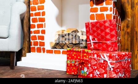 Stilvoll eingerichtetes Wohnzimmer mit Kamin. Konzept der Weihnachten Zusammensetzung, Grußkarte. Platz kopieren Stockfoto