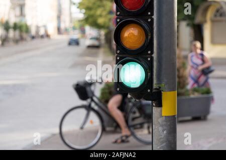 Mädchen auf dem Fahrrad an der Ampel Stockfoto