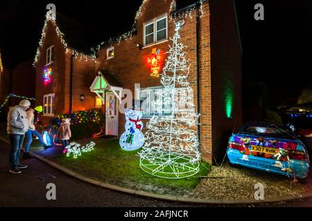 Burton Latimer hohlen Holz Straße, Northamptonshire, 15. Dezember 2019, 28 Häuser lite mit Weihnachtsbeleuchtung über Weihnachten lokal bekannt Stockfoto