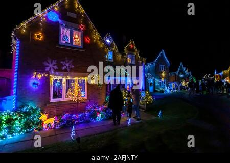 Burton Latimer hohlen Holz Straße, Northamptonshire, 15. Dezember 2019, 28 Häuser lite mit Weihnachtsbeleuchtung über Weihnachten lokal bekannt Stockfoto