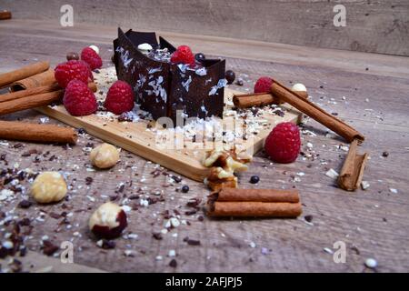 Köstliche Schokolade Dessert auf einer hölzernen Fach Stockfoto