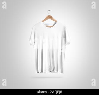 Blank weißes T-Shirt auf Kleiderbügel, Design Mockup, Clipping Pfad Stockfoto