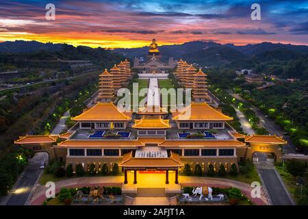 Sonnenuntergang bei Fo Guang Shan Buddha Tempel in Kaohsiung, Taiwan. Stockfoto