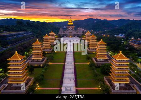 Sonnenuntergang bei Fo Guang Shan Buddha Tempel in Kaohsiung, Taiwan. Stockfoto